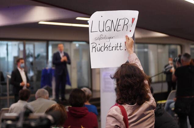 Bilder des Jahres 2021, News 08 August News Themen der Woche KW33 News Bilder des Tages Moessingen (Kreis Tuebingen) 20.08.2021 Eine Frau fordert mit einem Plakat den Ruecktritt von Bundesgesundheitsminister Jens Spahn (CDU) bei einer politischen Sprechstunde mit dem Thema, Fit fuer die Zukunft Gesundheit und Pflege auf dem Pausa-Areal. Luegner! Sofortiger Ruecktritt! *** Moessingen district Tuebingen 20 08 2021 A woman demands with a poster the resignation of Federal Minister of Health Jens Spahn CDU at a political speech hour with the topic, Fit for the future health and care on the Pausa area Luegner Immediate resignation