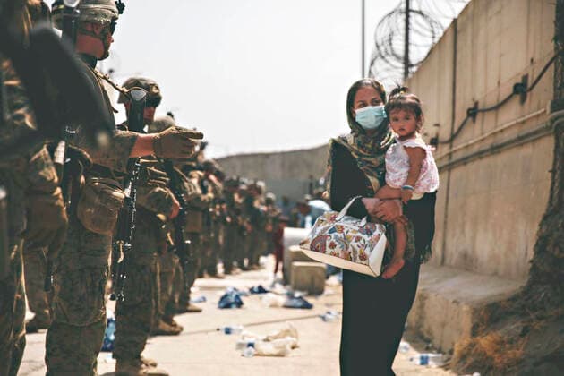 Frauen unter dem Taliban Regime in Afghanistan STYLELOCATIONU.S. Marines assigned to 24th Marine Expeditionary Unit, escort a civilian for evacuation at Hamid Karzai International Airport as part of Operation Allies Refuge August 18, 2021 in Kabul, Afghanistan. Kabul Afghanistan - ZUMAp138 20210818_zaa_p138_019 Copyright: xSgt.xIsaiahxCampbell U.S.xMarinex