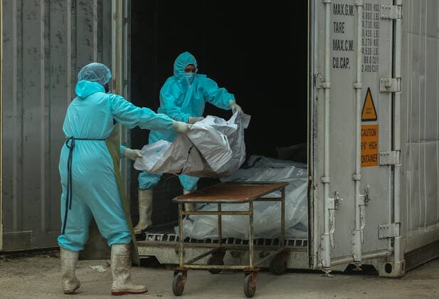 Coronavirus in Sri Lanka, Eindrücke aus Colombo August 20, 2021, colombo, Sri Lanka: A medical official carries a body of a coronavirus disease (COVID-19) victim from a freezer storage inside a container to a trolley at the Institute of Forensic Medicine & Toxicology in Colombo, Sri Lanka August 20, 2021. colombo Sri Lanka. - ZUMAd152 20210820_znp_d152_002 Copyright: xPradeepxDambaragex