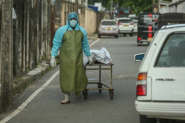 Coronavirus in Sri Lanka, Eindrücke aus Colombo August 20, 2021, colombo, Sri Lanka: A medical official carries a body of a coronavirus disease (COVID-19) victim from a freezer storage inside a container to a trolley at the Institute of Forensic Medicine & Toxicology in Colombo, Sri Lanka August 20, 2021. colombo Sri Lanka. - ZUMAd152 20210820_znp_d152_003 Copyright: xPradeepxDambaragex