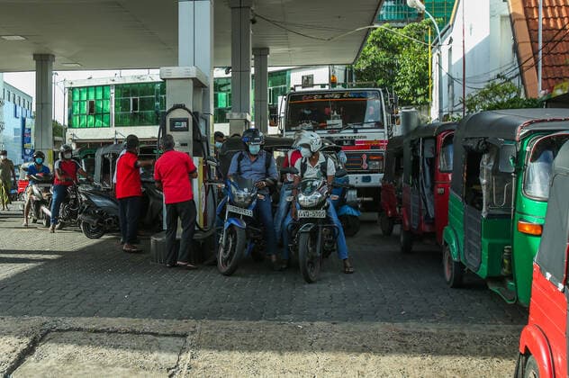 Coronavirus in Sri Lanka, Eindrücke aus Colombo August 20, 2021, colombo, Sri Lanka: Vehicles queue to fetch fuel from a petrol pump in Colombo, Sri Lanka, 20 August 2021. The Sri Lankan government has imposed island-wide lockdown till 30 August in order to prevent the spread of coronavirus. colombo Sri Lanka. - ZUMAd152 20210820_znp_d152_009 Copyright: xPradeepxDambaragex