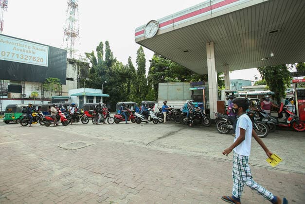 Coronavirus in Sri Lanka, Eindrücke aus Colombo August 20, 2021, colombo, Sri Lanka: Vehicles queue to fetch fuel from a petrol pump in Colombo, Sri Lanka, 20 August 2021. The Sri Lankan government has imposed island-wide lockdown till 30 August in order to prevent the spread of coronavirus. colombo Sri Lanka. - ZUMAd152 20210820_znp_d152_011 Copyright: xPradeepxDambaragex