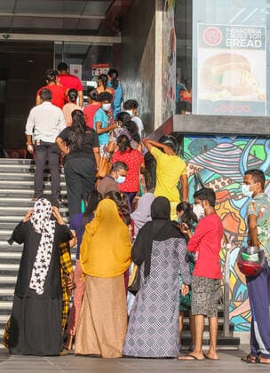 Coronavirus in Sri Lanka, Eindrücke aus Colombo August 20, 2021, colombo, Sri Lanka: People queue buy the essential goods at a super market before the island-wide lockdown in Colombo, Sri Lanka, 20 August 2021. The Sri Lankan government has imposed island-wide lockdown till 30 August in order to prevent the spread of coronavirus. colombo Sri Lanka. - ZUMAd152 20210820_znp_d152_020 Copyright: xPradeepxDambaragex