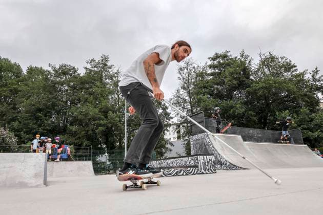 Bilder des Jahres 2021, Entertainment 08 August Entertainment Themen der Woche KW33 Spanien, Blinder Skater Marcelo Lusardi gibt Workshop in Norena The Spanish Skater Who Went Blind But Continues Skating And Giving Life Lessons To The Youngest The skater with visual disabilities Marcelo Lusardi gives an exhibition to the students of the skate workshop organized by the City Council of Norena in Asturias. The athlete has not gotten off his skateboard despite losing his vision due to a disease called Leber s optic neuropathy. This Argentine-born Spaniard overcame depression, plucked up his courage and went down to the plaza with his skateboard and his white cane to regain his passion for skating. Norena Asturias Spain fuente-thespani210818_npszJ  Copyright: xAlvaroxFuentex