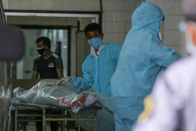 Coronavirus in Sri Lanka, Eindrücke aus Colombo Sri Lankans impose ten day full COVID lockdown A Sri Lankan health worker looks on next to a suspected Covid-19 victim s body at the Judicial Medical Officer s premises at Borella in Colombo, Sri Lanka, 20 August 2021. Colombo, Sri Lanka, 20 August 2021. Sri Lankan government announced on Friday (20) that an island-wide Quarantine curfew will be imposed till 30 August 2021 in order to prevent the spread of coronavirus Colombo Sri Lanka basnayaka-notitle210820_npoWQ  Copyright: xTharakaxBasnayakax