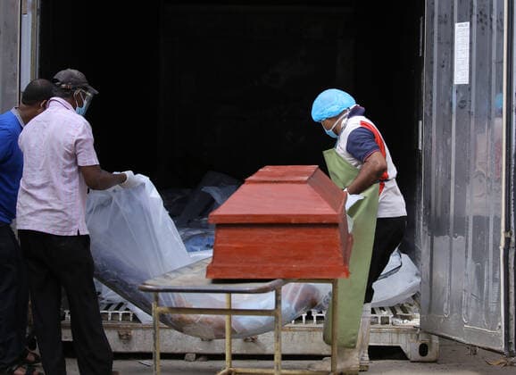 Coronavirus in Sri Lanka, Eindrücke aus Colombo Sri Lankans impose ten day full COVID lockdown Sri Lankan health workers transfer a suspected Covid-19 victim s body after being tested for Corona Virus back to a freezer storage container at the Judicial Medical Officer s premises at Borella in Colombo, Sri Lanka, 20 August 2021. Colombo, Sri Lanka, 20 August 2021. Sri Lankan government announced on Friday (20) that an island-wide Quarantine curfew will be imposed till 30 August 2021 in order to prevent the spread of coronavirus Colombo Sri Lanka basnayaka-srilanka210820_npV49  Copyright: xTharakaxBasnayakax