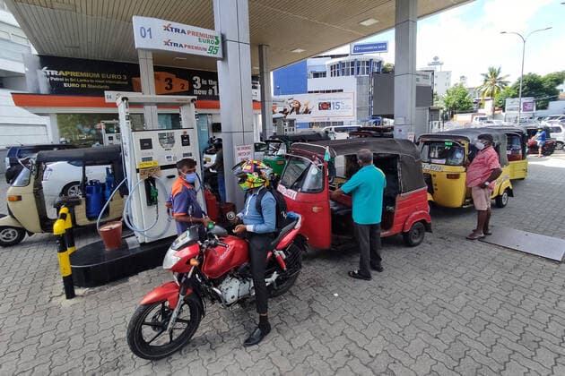 Coronavirus in Sri Lanka, Eindrücke aus Colombo Sri Lankans impose ten day full COVID lockdown Sri Lankans line up in queues at a filling station in Colombo, Sri Lanka, 20 August 2021. Sri Lankan government announced on Friday (20) that an island-wide Quarantine curfew will be imposed till 30 August 2021 in order to prevent the spread of coronavirus Colombo Sri Lanka basnayaka-covid19o210820_npRL9  Copyright: xTharakaxBasnayakax