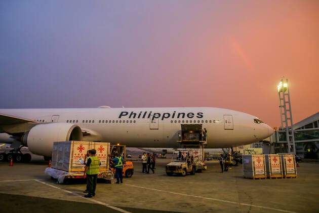 (210820) -- MANILA, Aug. 20, 2021 -- Staff members unload cargos containing the Sinopharm COVID-19 vaccines upon arrival in Manila, the Philippines, Aug. 20, 2021. Philippine President Rodrigo Duterte thanked China for supporting the fight against COVID-19 after a batch of Sinopharm COVID-19 vaccines donated by the Chinese government arrived in Manila on Friday. ) PHILIPPINES-MANILA-CHINA-COVID-19 VACCINE-ARRIVAL RouellexUmali 