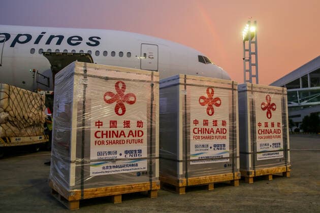 (210820) -- MANILA, Aug. 20, 2021 -- Cargos containing the Sinopharm COVID-19 vaccines are seen upon arrival in Manila, the Philippines, Aug. 20, 2021. Philippine President Rodrigo Duterte thanked China for supporting the fight against COVID-19 after a batch of Sinopharm COVID-19 vaccines donated by the Chinese government arrived in Manila on Friday. ) PHILIPPINES-MANILA-CHINA-COVID-19 VACCINE-ARRIVAL RouellexUmali 