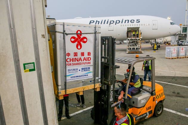 (210820) -- MANILA, Aug. 20, 2021 -- Staff members transport a cargo containing the Sinopharm COVID-19 vaccines upon arrival in Manila, the Philippines, Aug. 20, 2021. Philippine President Rodrigo Duterte thanked China for supporting the fight against COVID-19 after a batch of Sinopharm COVID-19 vaccines donated by the Chinese government arrived in Manila on Friday. ) PHILIPPINES-MANILA-CHINA-COVID-19 VACCINE-ARRIVAL RouellexUmali 