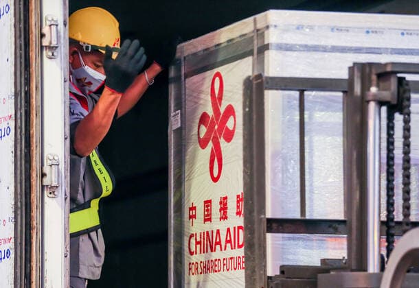 (210820) -- MANILA, Aug. 20, 2021 -- A staff member transports a cargo containing the Sinopharm COVID-19 vaccines upon arrival in Manila, the Philippines, Aug. 20, 2021. Philippine President Rodrigo Duterte thanked China for supporting the fight against COVID-19 after a batch of Sinopharm COVID-19 vaccines donated by the Chinese government arrived in Manila on Friday. ) PHILIPPINES-MANILA-CHINA-COVID-19 VACCINE-ARRIVAL RouellexUmali 