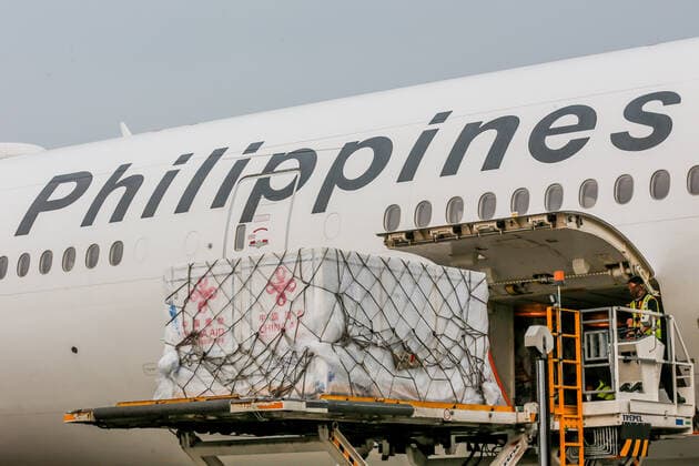 (210820) -- MANILA, Aug. 20, 2021 -- Cargos containing the Sinopharm COVID-19 vaccines are seen upon arrival in Manila, the Philippines, Aug. 20, 2021. Philippine President Rodrigo Duterte thanked China for supporting the fight against COVID-19 after a batch of Sinopharm COVID-19 vaccines donated by the Chinese government arrived in Manila on Friday. ) PHILIPPINES-MANILA-CHINA-COVID-19 VACCINE-ARRIVAL RouellexUmali 