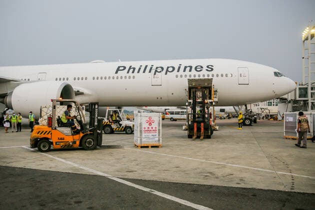 (210820) -- MANILA, Aug. 20, 2021 -- Staff members unload cargos containing the Sinopharm COVID-19 vaccines upon arrival in Manila, the Philippines, Aug. 20, 2021. Philippine President Rodrigo Duterte thanked China for supporting the fight against COVID-19 after a batch of Sinopharm COVID-19 vaccines donated by the Chinese government arrived in Manila on Friday. ) PHILIPPINES-MANILA-CHINA-COVID-19 VACCINE-ARRIVAL RouellexUmali 