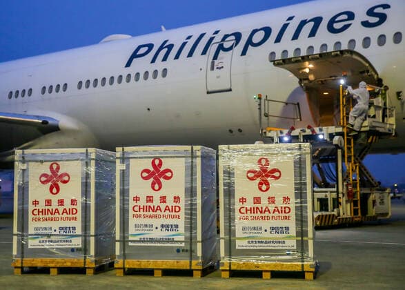 (210820) -- MANILA, Aug. 20, 2021 -- Cargos containing the Sinopharm COVID-19 vaccines are seen upon arrival in Manila, the Philippines, Aug. 20, 2021. Philippine President Rodrigo Duterte thanked China for supporting the fight against COVID-19 after a batch of Sinopharm COVID-19 vaccines donated by the Chinese government arrived in Manila on Friday. ) PHILIPPINES-MANILA-CHINA-COVID-19 VACCINE-ARRIVAL RouellexUmali 