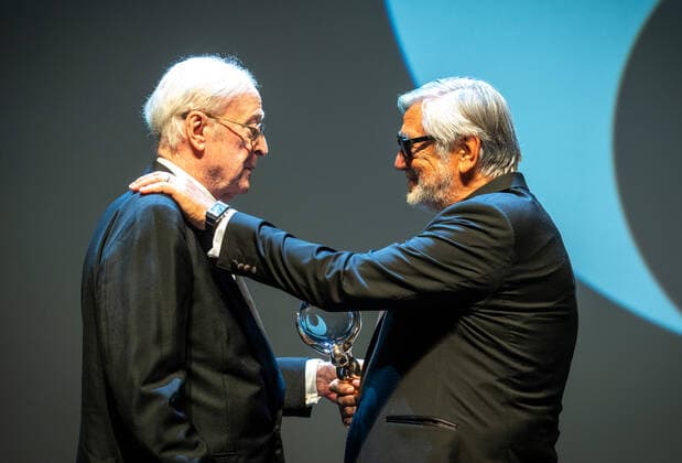 Karlovy Vary International Film Festival - Michael Caine erhält Auszeichnung für sein Lebenswerk Oscar-winning English actor Michael Caine (left) receives award for his outstanding contribution to world cinema from President of Festival Jiri Bartoska at the 55th edition of the Karlovy Vary International Film Festival, Friday, August 20, 2021. The international film festival returns to the Czech spa of Karlovy Vary after two years due to a delay caused by the coronavirus pandemic. (CTKxPhoto KaterinaxSulova) CTKPhotoP2021082007187  suk004
