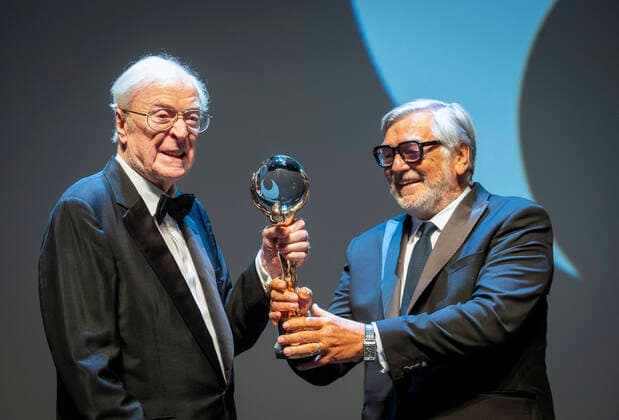 Karlovy Vary International Film Festival - Michael Caine erhält Auszeichnung für sein Lebenswerk Oscar-winning English actor Michael Caine (left) receives award for his outstanding contribution to world cinema from President of Festival Jiri Bartoska at the 55th edition of the Karlovy Vary International Film Festival, Friday, August 20, 2021. The international film festival returns to the Czech spa of Karlovy Vary after two years due to a delay caused by the coronavirus pandemic. (CTKxPhoto KaterinaxSulova) CTKPhotoP2021082007243  suk004