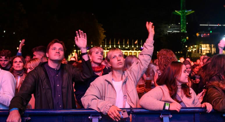 An enthusiastic audience for the Danish singer and songwriter Karl William plays up to Havefest paa Plaenen in Tivoli on Friday 20 August 2021 Havefest replaces Fredagsrock, which has been canceled due to the Covid 19 Corona crisis, Copenhagen  Copyright: TorbenxChristensen TorbenxChristensenx COP117 spdk20210821-011335-L