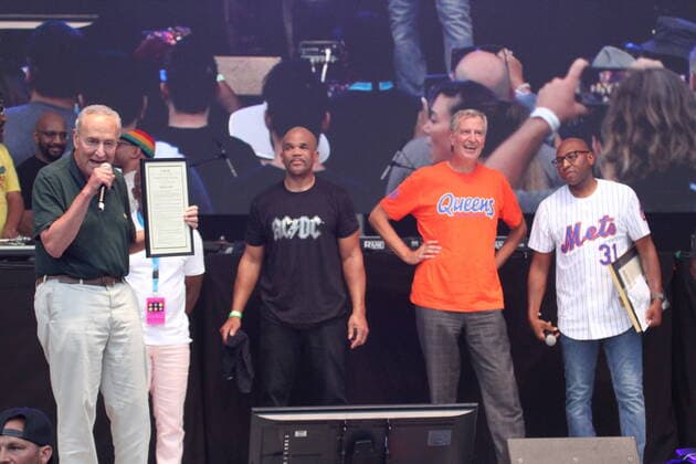 Bilder des Jahres 2021, Entertainment 08 August Entertainment Themen der Woche KW33 Entertainment Bilder des Tages Queens, New York, USA: Mayor of New York City, Bill de Blasio, Senate Leader, Chuck Schumer with Run DMC band and EPMD during It s Time for Hip Hop in New York Concerts presented by The City of New York, Universal Hip Hop Museum, and IDEKO as part of NYC Homecoming Week held at Forest Hill stadium in Queens, New York. The event starts at 4pm till 9.30pm. There is tight security check up with proof of vaccination or COVID -19 test while most of the people aren™t using masks.  Copyright: xNiyixFotex