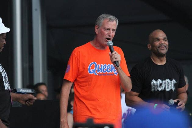 Queens, New York, USA: Mayor of New York City, Bill de Blasio, Senate Leader, Chuck Schumer with Run DMC band and EPMD during It s Time for Hip Hop in New York Concerts presented by The City of New York, Universal Hip Hop Museum, and IDEKO as part of NYC Homecoming Week held at Forest Hill stadium in Queens, New York. The event starts at 4pm till 9.30pm. There is tight security check up with proof of vaccination or COVID -19 test while most of the people aren™t using masks.  Copyright: xNiyixFotex