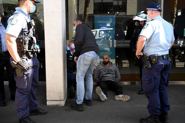 Coronavirus in Australien, Anti-Lockdown Protest in Sydney ANTI LOCKDOWN PROTEST SYDNEY, A man is arrested by NSW Police during an anti-lockdown protest in Sydney, Saturday, August 21, 2021. ( NO ARCHIVING, EDITORIAL USE ONLY, NO USE IN BOOKS WITHOUT CONSENT SYDNEY NSW AUSTRALIA  Copyright: xDANxHIMBRECHTSx 20210821001568394655