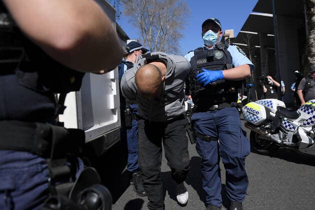 Coronavirus in Australien, Anti-Lockdown Protest in Sydney ANTI LOCKDOWN PROTEST SYDNEY, A man is arrested by NSW Police during an anti-lockdown protest in Sydney, Saturday, August 21, 2021. ( NO ARCHIVING, EDITORIAL USE ONLY, NO USE IN BOOKS WITHOUT CONSENT SYDNEY NSW AUSTRALIA  Copyright: xDANxHIMBRECHTSx 20210821001568394773