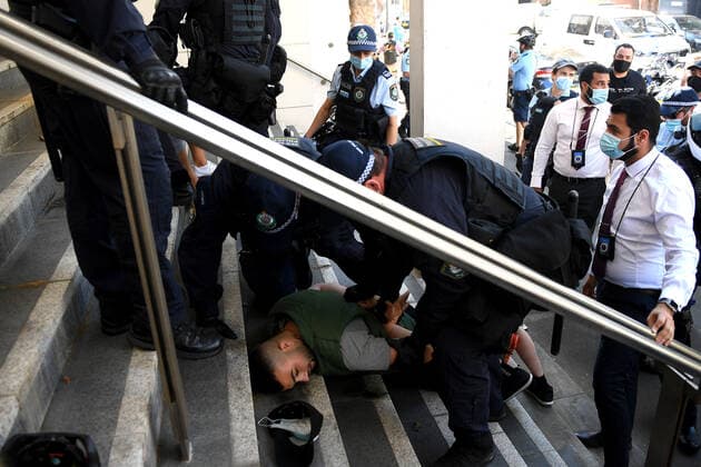 Coronavirus in Australien, Anti-Lockdown Protest in Sydney ANTI LOCKDOWN PROTEST SYDNEY, A man is arrested by NSW Police during an anti-lockdown protest in Sydney, Saturday, August 21, 2021. ( NO ARCHIVING, EDITORIAL USE ONLY, NO USE IN BOOKS WITHOUT CONSENT SYDNEY NSW AUSTRALIA  Copyright: xDANxHIMBRECHTSx 20210821001568394803