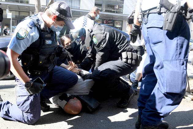 Coronavirus in Australien, Anti-Lockdown Protest in Sydney ANTI LOCKDOWN PROTEST SYDNEY, A man is arrested by NSW Police during an anti-lockdown protest in Sydney, Saturday, August 21, 2021. ( NO ARCHIVING, EDITORIAL USE ONLY, NO USE IN BOOKS WITHOUT CONSENT SYDNEY NSW AUSTRALIA  Copyright: xDANxHIMBRECHTSx 20210821001568395100