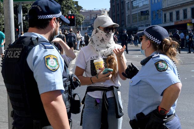 Coronavirus in Australien, Anti-Lockdown Protest in Sydney ANTI LOCKDOWN PROTEST SYDNEY, A person is spoken to by Police during an anti-lockdown protest in Sydney, Saturday, August 21, 2021. ( NO ARCHIVING, EDITORIAL USE ONLY, NO USE IN BOOKS WITHOUT CONSENT SYDNEY NSW AUSTRALIA  Copyright: xDANxHIMBRECHTSx 20210821001568395792