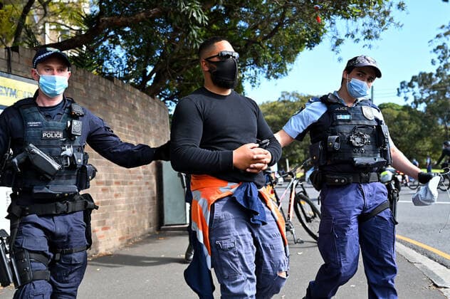 Coronavirus in Australien, Anti-Lockdown Protest in Sydney ANTI LOCKDOWN PROTEST SYDNEY, Police arrest a protester during a National Rally for Peace, Freedom and Human Rights anti-lockdown protest in Sydney, Saturday, August 21, 2021. ( NO ARCHIVING, EDITORIAL USE ONLY, NO USE IN BOOKS WITHOUT CONSENT SYDNEY NSW AUSTRALIA  Copyright: xSTEVENxSAPHOREx 20210821001568396024
