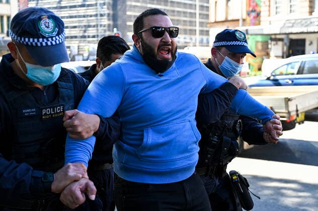 Coronavirus in Australien, Anti-Lockdown Protest in Sydney ANTI LOCKDOWN PROTEST SYDNEY, Police arrest a protester during a National Rally for Peace, Freedom and Human Rights anti-lockdown protest in Sydney, Saturday, August 21, 2021. ( NO ARCHIVING, EDITORIAL USE ONLY, NO USE IN BOOKS WITHOUT CONSENT SYDNEY NSW AUSTRALIA  Copyright: xSTEVENxSAPHOREx 20210821001568396321