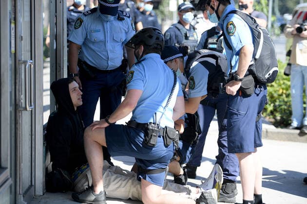 Coronavirus in Australien, Anti-Lockdown Protest in Sydney ANTI LOCKDOWN PROTEST SYDNEY, A man is detained by Police during an anti-lockdown protest in Sydney, Saturday, August 21, 2021. ( NO ARCHIVING, EDITORIAL USE ONLY, NO USE IN BOOKS WITHOUT CONSENT SYDNEY NSW AUSTRALIA  Copyright: xDANxHIMBRECHTSx 20210821001568397360
