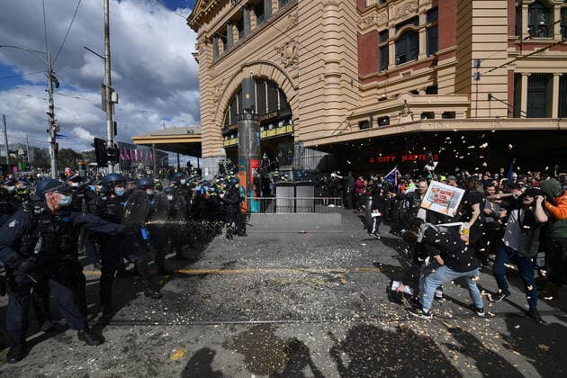 ANTI LOCKDOWN PROTEST MELBOURNE, Protesters are pepper sprayed by police during an anti-lockdown protest in the central business district of Melbourne, Saturday, August 21, 2021. ( NO ARCHIVING, EDITORIAL USE ONLY, NO USE IN BOOKS WITHOUT CONSENT MELBOURNE VIC AUSTRALIA  Copyright: xJAMESxROSSx 20210821001568397738