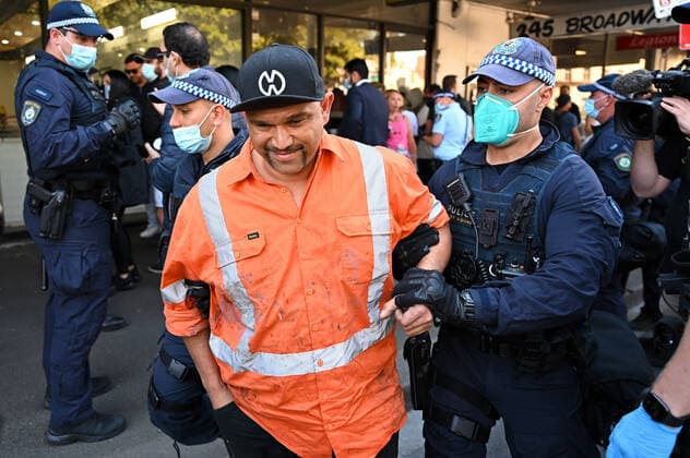 Coronavirus in Australien, Anti-Lockdown Protest in Sydney ANTI LOCKDOWN PROTEST SYDNEY, Police arrest a protester during a National Rally for Peace, Freedom and Human Rights anti-lockdown protest in Sydney, Saturday, August 21, 2021. ( NO ARCHIVING, EDITORIAL USE ONLY, NO USE IN BOOKS WITHOUT CONSENT SYDNEY NSW AUSTRALIA  Copyright: xSTEVENxSAPHOREx 20210821001568398271