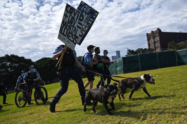 Coronavirus in Australien, Anti-Lockdown Protest in Sydney ANTI LOCKDOWN PROTEST SYDNEY, A police officer carries seized placards during a National Rally for Peace, Freedom and Human Rights anti-lockdown protest in Sydney, Saturday, August 21, 2021. ( NO ARCHIVING, EDITORIAL USE ONLY, NO USE IN BOOKS WITHOUT CONSENT SYDNEY NSW AUSTRALIA  Copyright: xSTEVENxSAPHOREx 20210821001568398863
