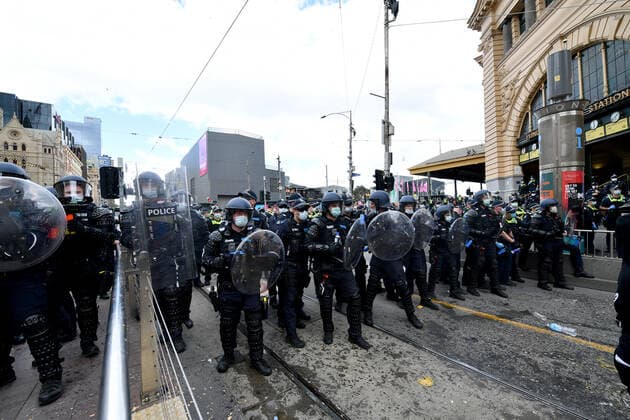 ANTI LOCKDOWN PROTEST MELBOURNE, Protesters are pepper sprayed by police during an anti-lockdown protest in the central business district of Melbourne, Saturday, August 21, 2021. ( NO ARCHIVING, EDITORIAL USE ONLY, NO USE IN BOOKS WITHOUT CONSENT MELBOURNE VIC AUSTRALIA  Copyright: xJAMESxROSSx 20210821001568399140