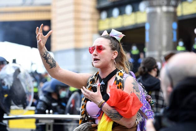 ANTI LOCKDOWN PROTEST MELBOURNE, Protesters react to police during an anti-lockdown protest in the central business district of Melbourne, Saturday, August 21, 2021. ( NO ARCHIVING, EDITORIAL USE ONLY, NO USE IN BOOKS WITHOUT CONSENT MELBOURNE VIC AUSTRALIA  Copyright: xJAMESxROSSx 20210821001568400438