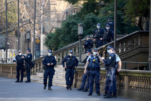 Coronavirus in Australien, Anti-Lockdown Protest in Sydney ANTI LOCKDOWN PROTEST SYDNEY, Police are seen at Town Hall, following an anti-lockdown protest in Sydney, Saturday, August 21, 2021. ( NO ARCHIVING, EDITORIAL USE ONLY, NO USE IN BOOKS WITHOUT CONSENT SYDNEY NSW AUSTRALIA  Copyright: xDANxHIMBRECHTSx 20210821001568405641