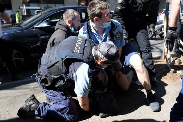 Coronavirus in Australien, Anti-Lockdown Protest in Sydney ANTI LOCKDOWN PROTEST SYDNEY, A man is arrested by NSW Police during an anti-lockdown protest in Sydney, Saturday, August 21, 2021. ( NO ARCHIVING, EDITORIAL USE ONLY, NO USE IN BOOKS WITHOUT CONSENT SYDNEY NSW AUSTRALIA  Copyright: xDANxHIMBRECHTSx 20210821001568406559