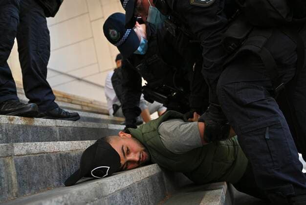 Coronavirus in Australien, Anti-Lockdown Protest in Sydney ANTI LOCKDOWN PROTEST SYDNEY, A protester is arrested by police during a National Rally for Peace, Freedom and Human Rights anti-lockdown protest in Sydney, Saturday, August 21, 2021. ( NO ARCHIVING, EDITORIAL USE ONLY, NO USE IN BOOKS WITHOUT CONSENT SYDNEY NSW AUSTRALIA  Copyright: xx 20210821001568409718
