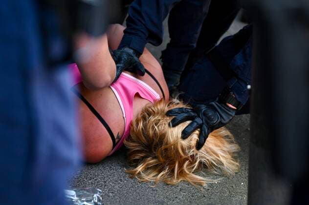 Coronavirus in Australien, Anti-Lockdown Protest in Sydney ANTI LOCKDOWN PROTEST SYDNEY, A protester is arrested by police during a National Rally for Peace, Freedom and Human Rights anti-lockdown protest in Sydney, Saturday, August 21, 2021. ( NO ARCHIVING, EDITORIAL USE ONLY, NO USE IN BOOKS WITHOUT CONSENT SYDNEY NSW AUSTRALIA  Copyright: xx 20210821001568409787