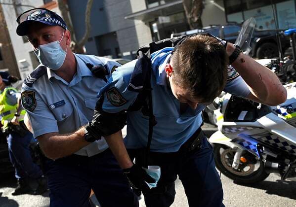 Coronavirus in Australien, Anti-Lockdown Protest in Sydney ANTI LOCKDOWN PROTEST SYDNEY, A police officer is injured during a National Rally for Peace, Freedom and Human Rights anti-lockdown protest in Sydney, Saturday, August 21, 2021. ( NO ARCHIVING, EDITORIAL USE ONLY, NO USE IN BOOKS WITHOUT CONSENT SYDNEY NSW AUSTRALIA  Copyright: xSTEVENxSAPHOREx 20210821001568417359