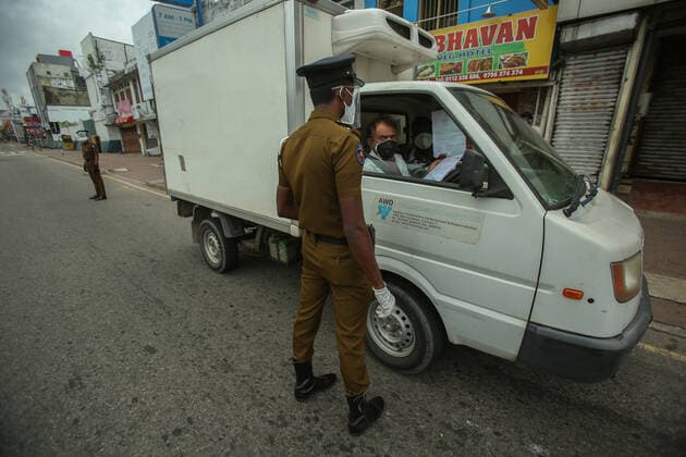 August 21, 2021, colombo, Sri Lanka: Sri Lankan police personnel check a vehical during a nationwide 10-days lockdown imposed to curb the spread of Covid-19 coronavirus in Colombo, Sri Lanka on August 21, 2021. colombo Sri Lanka. - ZUMAd152 20210821_znp_d152_004 Copyright: xPradeepxDambaragex