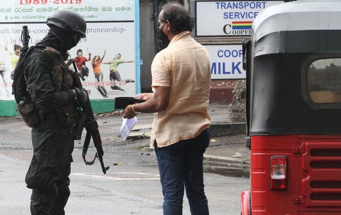 August 21, 2021, colombo, Sri Lanka: Army soldier check a vehical during a nationwide 10-days lockdown imposed to curb the spread of Covid-19 coronavirus in Colombo, Sri Lanka on August 21, 2021. colombo Sri Lanka. - ZUMAd152 20210821_znp_d152_019 Copyright: xPradeepxDambaragex