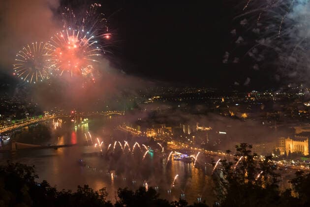 Bilder des Jahres 2021, News 08 August News Themen der Woche KW33 Ungarn, Feuerwerk am Nationalfeiertag in Budapest (210821) -- BUDAPEST, Aug. 21, 2021 -- Fireworks explode over the Danube river to celebrate the Hungarian national holiday in Budapest, Hungary, Aug. 20, 2021. (Photo by Xinhua) HUNGARY-BUDAPEST-NATIONAL HOLIDAY-CELEBRATION AttilaxVolgyi 