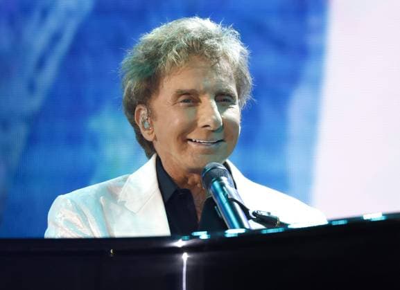Bilder des Jahres 2021, Entertainment 08 August Entertainment Themen der Woche KW33 Entertainment Bilder des Tages Barry Manilow performs before being interrupted to be notified of the canceling of the We Love NYC: The Homecoming Concert due to thunderstorms and lightning In Central Park in New York City on Saturday, August 21, 2021.  NYP20210821105 JohnxAngelillo