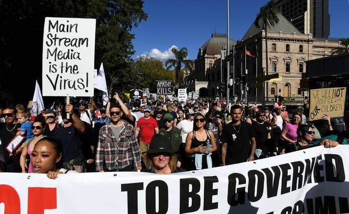 ANTI LOCKDOWN PROTEST BRISBANE, Protesters march past the Queensland Parliament House during a National Rally for Peace, Freedom and Human Rights at the Botanic Gardens in Brisbane, Saturday, August 21, 2021. ( NO ARCHIVING, EDITORIAL USE ONLY, NO USE IN BOOKS WITHOUT CONSENT BRISBANE QLD AUSTRALIA  Copyright: xDAVExHUNTx 20210822001568689507