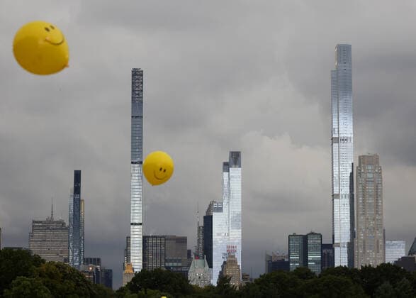 News Bilder des Tages Hello smiley face balloons are pushed into the air by attendees at the We Love NYC: The Homecoming Concert In Central Park in New York City on Saturday, August 21, 2021. The Event ended abruptly when thunder storms and lightning related to Hurricane Henri moved into the area.  NYP20210821124 JohnxAngelillo