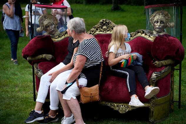 Bilder des Jahres 2021, Entertainment 08 August Entertainment Themen der Woche KW33 Die lebende Couch bei der Potsdamer Schlössernacht 2021 im Schlosspark Sanssouci. Potsdam, 21.08.2021 *** The living couch at the Potsdam Palace Night 2021 in the Sanssouci Palace Park Potsdam, 21 08 2021 Foto:xT.xBartillax xFuturexImage