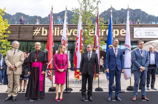 Bilder des Jahres 2021, News 08 August News Themen der Woche KW33 News Bilder des Tages Alpbach 22.08.2021, Alpbach, AUT, Europäisches Forum Alpbach 2021, Tiroltag, Eröffnung, im Bild v.l. Direktor Andreas Treichl, Bischof Hermann Glettler, BM Margarete Schramböck, LH Günther Platter (Tirol), LH Arno Kompatscher (Südtirol), LH Maurizio Fugatti (Trient) Left to right: Direktor Andreas Treichl Bischof Hermann Glettler BM Margarete Schramböck LH Günther Platter (Tirol) LH Arno Kompatscher (Südtirol) LH Maurizio Fugatti (Trient) during the tyrolday opening ceremony of the european forum Alpbach Alpbach, Austria on 2021 08 22. **** OUT of AUT - Keine Weitergabe an Drittanbieter **** *** Alpbach 22 08 2021, Alpbach, AUT, European Forum Alpbach 2021, Tiroltag, Opening, in the picture from left Director Andreas Treichl, Bi  EP_gro