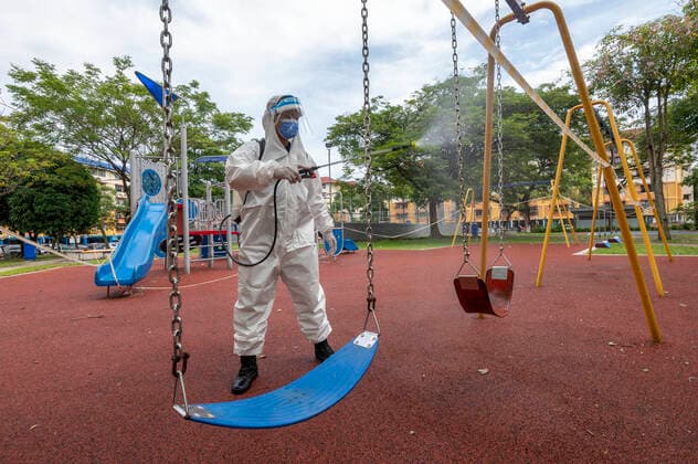 News Bilder des Tages (210822) -- KUALA LUMPUR, Aug. 22, 2021 -- A firefighter conducts sanitization in the outskirts of Kuala Lumpur, Malaysia, Aug. 22, 2021. Malaysia reported another 19,807 new COVID-19 infections on Sunday, bringing the national total to 1,555,093. (Photo by Xinhua) MALAYSIA-COVID-19-CASES ChongxVoonxChung 